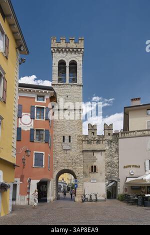 Porta di San Michele nel centro storico di Riva del Garda sul Lago di Garda in Italia Foto Stock