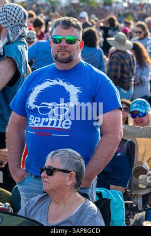 Un uomo con una maglietta di Bernie Sanders ad una manifestazione politica al Folsom Lake College come parte del tour di lotta all'oligarchia con Bernie Sanders e AOC Foto Stock