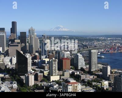 Vista dello skyline di seattle con grattacieli e il monte rainier, Seattle, Stati Uniti, Nord America Foto Stock