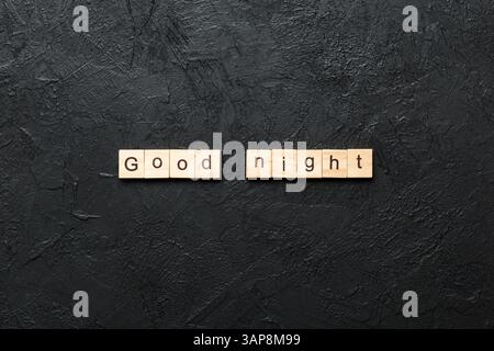 Buona notte parola scritta sul blocco di legno. buona notte testo sul tavolo, concetto. Foto Stock