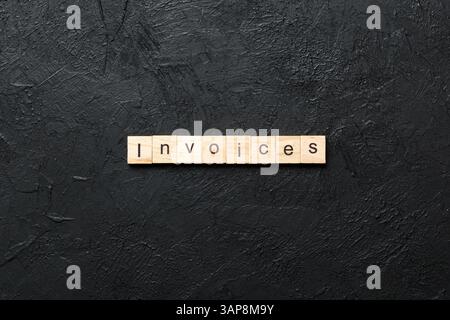 FATTURA parola scritta su legno blocco. FATTURE testo su tabella cemento per il vostro desing, concetto. Foto Stock