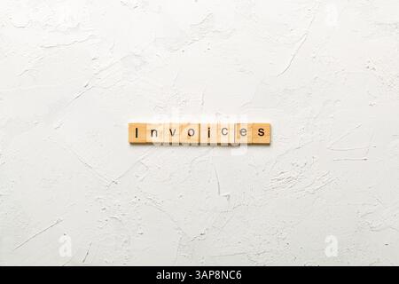 FATTURA parola scritta su legno blocco. FATTURE testo su tabella cemento per il vostro desing, concetto. Foto Stock