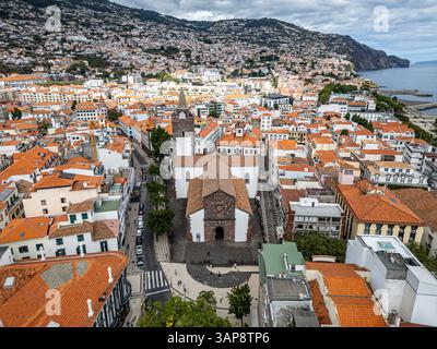 Vista aerea con la cattedrale di nostra Signora dell'assunzione nella città di Funchal, capitale dell'isola di Madeira, Portogallo Foto Stock