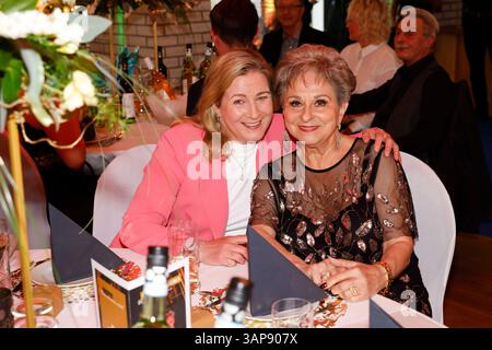 Dagmar Frederic, Geburtstagsgala zum 80. Geburtstag, Berlino, 15.04.2025 Claudia Pechstein und Dagmar Frederic bei der Geburtstagsgala von Dagmar Frederic zum 80.Geburtstag und 65. Buehnenjubilaeum am 15.04.25 Party im Müggelturm Berlin Müggelturm *** Dagmar Frederic, 80 ° compleanno gala, Berlino, 15 04 2025 Claudia Pechstein e Dagmar Frederic al Dagmar Frederics 80 ° compleanno gala e 65 ° anniversario di scena il 15 04 25 Festa a Müggelturm Berlin Müggelturm Copyright: XBrigittexDummerx Foto Stock