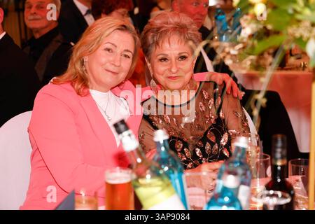 Dagmar Frederic, Geburtstagsgala zum 80. Geburtstag, Berlino, 15.04.2025 Claudia Pechstein und Dagmar Frederic bei der Geburtstagsgala von Dagmar Frederic zum 80.Geburtstag und 65. Buehnenjubilaeum am 15.04.25 Party im Müggelturm Berlin Müggelturm *** Dagmar Frederic, 80 ° compleanno gala, Berlino, 15 04 2025 Claudia Pechstein e Dagmar Frederic al Dagmar Frederics 80 ° compleanno gala e 65 ° anniversario di scena il 15 04 25 Festa a Müggelturm Berlin Müggelturm Copyright: XBrigittexDummerx Foto Stock