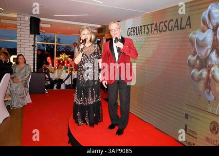 Dagmar Frederic, Geburtstagsgala zum 80. Geburtstag, Berlino, 15.04.2025 Dagmar Frederic und Heiko Reissig bei der Geburtstagsgala von Dagmar Frederic zum 80.Geburtstag und 65. Buehnenjubilaeum am 15.04.25 Party im Müggelturm Berlin Müggelturm *** Dagmar Frederic, 80 ° compleanno gala, Berlino, 15 04 2025 Dagmar Frederic e Heiko Reissig al gala di compleanno di Dagmar Frederic per il suo 80 ° compleanno e 65 ° anniversario di scena il 15 04 25 Festa a Müggelturm Berlin Müggelturm Copyright: XBrigittexDummerx Foto Stock