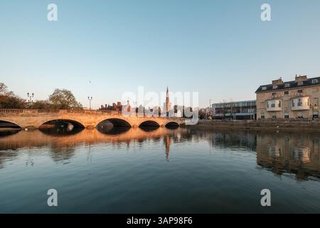 Sole mattutino sul ponte della città sul fiume Great Ouse nella contea di Bedford nel Bedfordshire, in Inghilterra, con la guglia della St Paul's Church e. Foto Stock