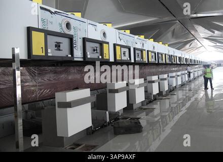 PATNA, INDIA - 15 APRILE: Preparativi finali in corso presso l'aeroporto internazionale Jayaprakash Narayan per l'inaugurazione di un nuovo terminal il 15 aprile 2025 a Patna, India. Il nuovo terminal dell'Aeroporto Internazionale Narayan di Jayaprakash è pronto ad aprirsi, con il primo Ministro Narendra modi che lo inaugurerà il 24 aprile. Dispone di due cancelli d'ingresso e un cancello d'uscita, accesso diretto alla strada per il terminal, un'area parcheggio multilivello accessibile tramite una rampa per veicoli e accesso tramite ascensore/scale dal parcheggio. Sono inoltre previsti miglioramenti del flusso di traffico per prevenire la congestione stradale in prossimità dell'aeroporto. (Foto di S Foto Stock