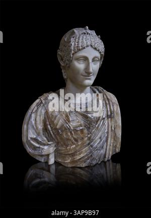 Busto ritratto romano di una donna in un antico stile arcaico greco. Testa a metà del 1° secolo d.C. ispirata ad un busto in alabastro originale greco, a metà del 2° secolo d.c. Foto Stock