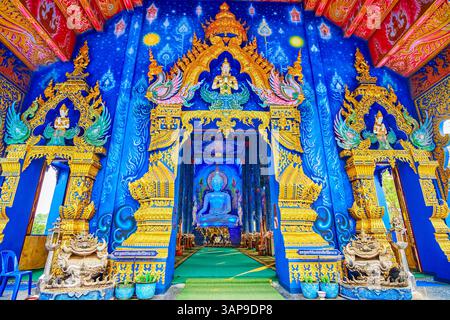 Ingresso a Ubosot of Wat Rong Suea Ten (Tempio Blu) con all'interno la statua del Buddha bianco, Chiang Rai, Thailandia Foto Stock