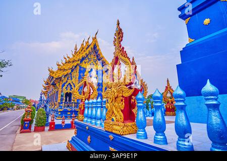 Tempio Wat Rong Suea Ten (Tempio Blu) con alta statua del Buddha bianco, Chiang Rai, Thailandese Foto Stock