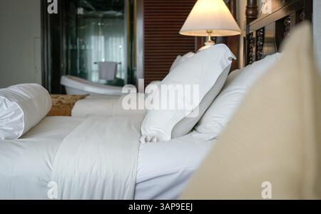 Interno di una camera da letto dell'hotel, letti gemelli condivisi. Foto Stock