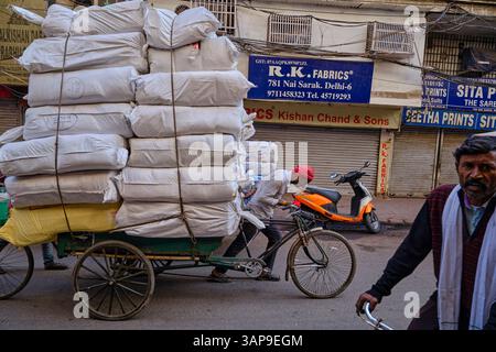 India, Delhi, vecchia Delhi, traffico nei vicoli della città vecchia Foto Stock