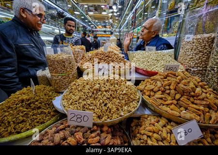 India, Vecchia Delhi, il quartiere animato di Chandni Chowk, il mercato delle spezie e della frutta secca Foto Stock