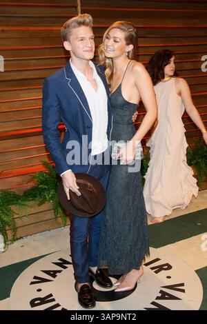 Il cantante Cody Simpson (l) e la modella Gigi Hadid arrivarono al Vanity Fair Oscar Party a West Hollywood, Los Angeles, USA, il 2 marzo 2014 Foto Stock