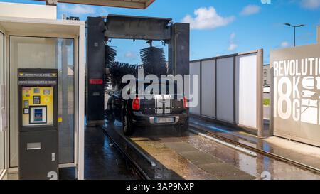 Autolavaggio: Autolavaggio automatico, rulli e auto Mini Countryman Foto Stock