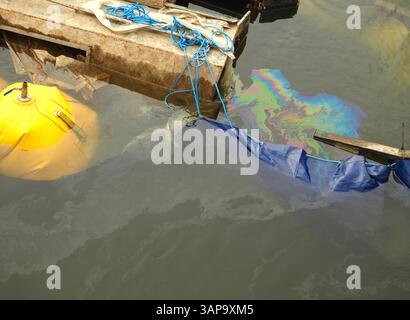 Inquinamento da gasolio o petrolio sul fiume Avon, Bath crea un modello arcobaleno man mano che la barca sommersa viene rigalleggiata. Inquinamento fluviale. Salvataggio marino. Foto Stock