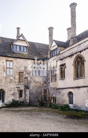 L'angolo di un cortile presso l'abbazia di Lacock nel villaggio di Lacock, Wiltshire, Inghilterra, fu fondato all'inizio del XIII secolo come convento degli Augu Foto Stock