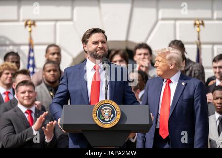 WASHINGTON DC, USA - 14 aprile 2025 - il vicepresidente degli Stati Uniti JD Vance pronuncia le sue osservazioni in occasione di un evento che celebra il campione nazionale di football universitario 2025 o Foto Stock