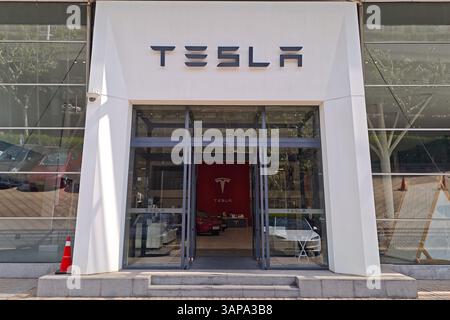 SHANGHAI, CINA - 16 APRILE 2025 - il Tesla Center vicino a Zhongshan North Road, Putuo District, Shanghai, Cina il 16 aprile 2025. Foto Stock