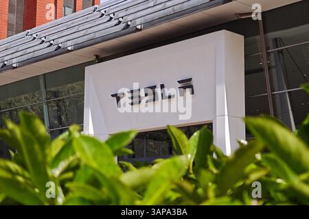 SHANGHAI, CINA - 16 APRILE 2025 - il Tesla Center vicino a Zhongshan North Road, Putuo District, Shanghai, Cina il 16 aprile 2025. Foto Stock