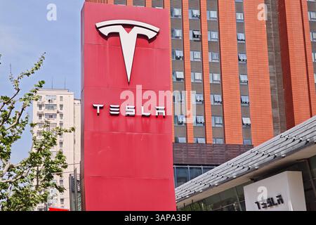SHANGHAI, CINA - 16 APRILE 2025 - il Tesla Center vicino a Zhongshan North Road, Putuo District, Shanghai, Cina il 16 aprile 2025. Foto Stock