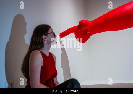 Londra, Regno Unito. 16 aprile 2025. Una metà DELL'ATTENZIONE, 2022 - 1880 THAT: Christine Sun Kim e Thomas Mader, una nuova mostra alla Wellcome Collection. Presenta installazioni su larga scala, disegni e film che esplorano il linguaggio dei segni e la storia dell'educazione dei non udenti ed è attivo dal 17 aprile al 16 novembre 2025. Crediti: Guy Bell/Alamy Live News Foto Stock