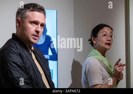 Londra, Regno Unito. 16 aprile 2025. Anteprima di «1880 THAT», una nuova mostra alla Wellcome Collection degli artisti (nella foto) di Berlino Christine Sun Kim e Thomas Mader. La mostra esplora il linguaggio dei segni e la storia dell'educazione dei sordi e si svolge dal 17 aprile al 16 novembre 2025. Crediti: Stephen Chung / Alamy Live News Foto Stock