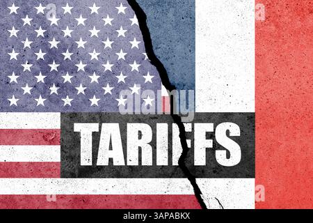 Bandiere degli Stati Uniti e della Francia dipinte sul muro di cemento con TARIFFE. Guerra dei dazi, del commercio, delle dogane e delle tariffe Foto Stock
