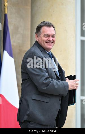 Parigi, Francia. 16 aprile 2025. Il ministro francese dei trasporti Philippe Tabarot esce dal Palazzo Elysee dopo il Consiglio dei ministri a Parigi, il 16 aprile 2025. Foto di Firas Abdullah/ABACAPRESS. COM credito: Abaca Press/Alamy Live News Foto Stock