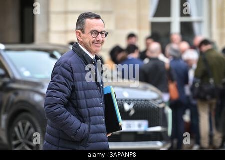 Parigi, Francia. 16 aprile 2025. Il ministro dell'interno francese Bruno Retailleau esce dall'Elysee dopo il Consiglio dei ministri a Parigi, il 16 aprile 2025. Foto di Firas Abdullah/ABACAPRESS. COM credito: Abaca Press/Alamy Live News Foto Stock