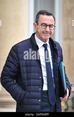 Parigi, Francia. 16 aprile 2025. Il ministro dell'interno francese Bruno Retailleau esce dall'Elysee dopo il Consiglio dei ministri a Parigi, il 16 aprile 2025. Foto di Firas Abdullah/ABACAPRESS. COM credito: Abaca Press/Alamy Live News Foto Stock