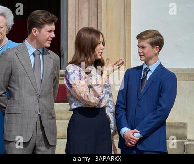 Fredensborg, Danimarca. 16 aprile 2025. FREDENSBORG 2025-04-16 famiglia reale danese. Il 85esimo compleanno della regina Margrethe il 16 aprile. La regina Margrethe partecipa a un concerto della Royal Life Guards Band nel Palazzo interno del Palazzo di Fredensborg. Il re e la regina e diversi membri della famiglia reale parteciperanno. Alle 12:00. Questa immagine: Crown Prince Christian, Queen Mary, Prince Vincent foto :Stefan Lindblom/TT code 20116 Credit: TT News Agency/Alamy Live News Foto Stock