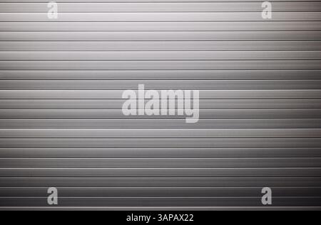 Lamiera ondulata che crea uno sfondo metallico a strisce Foto Stock