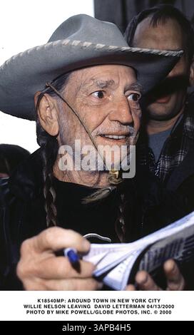 1 GENNAIO 2011 - K18540MP: INTORNO ALLA CITTÀ DI NEW YORK. WILLIE NELSON LASCIA DAVID LETTERMAN 13/04/2000. MIKE POWELL/ 2000 (immagine di credito: © Globe Photos/ZUMAPRESS.com) Foto Stock