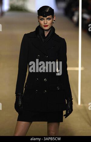 1 gennaio 2011 - Â© IMAPRESS. PH : YANNIS VLAMOS..ULTIMO ADIEU DA YVES SAINT LAURENT DOPO UNA CARRIERA DI MODA CHE DURA QUARANT'ANNI. LA SUA ULTIMA COLLEZIONE È STATA PRESENTATA AL CENTRO POMPIDOU (BEAUBOURG) IL 22 GENNAIO 2002..CREDIT: IMAPRESS/(CREDIT IMAGE: © GLOBE PHOTOS/ZUMAPRESS.COM) Foto Stock