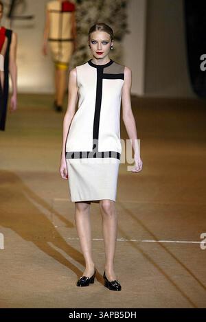 1 gennaio 2011 - Â© IMAPRESS. PH : YANNIS VLAMOS..ULTIMO ADIEU DA YVES SAINT LAURENT DOPO UNA CARRIERA DI MODA CHE DURA QUARANT'ANNI. LA SUA ULTIMA COLLEZIONE È STATA PRESENTATA AL CENTRO POMPIDOU (BEAUBOURG) IL 22 GENNAIO 2002..CREDIT: IMAPRESS/(CREDIT IMAGE: © GLOBE PHOTOS/ZUMAPRESS.COM) Foto Stock
