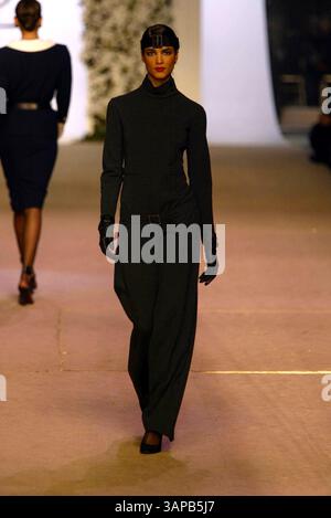 1 gennaio 2011 - Â© IMAPRESS. PH : YANNIS VLAMOS..ULTIMO ADIEU DA YVES SAINT LAURENT DOPO UNA CARRIERA DI MODA CHE DURA QUARANT'ANNI. LA SUA ULTIMA COLLEZIONE È STATA PRESENTATA AL CENTRO POMPIDOU (BEAUBOURG) IL 22NDJANUARY 2002..CREDIT: IMAPRESS/(CREDIT IMAGE: © GLOBE PHOTOS/ZUMAPRESS.COM) Foto Stock