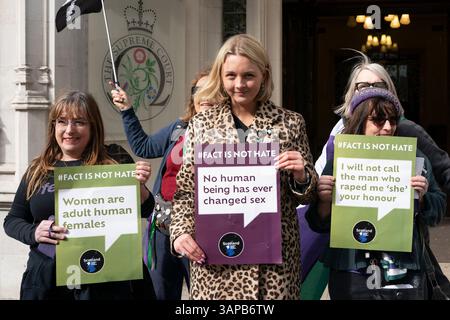 Londra, Inghilterra, Regno Unito. 16 aprile 2025. La Corte suprema del Regno Unito è pronta a pronunciarsi oggi nel caso for Women Scotland Ltd contro i ministri scozzesi. Questo caso si concentra sulla definizione giuridica di "donna" ai sensi dell'Equality Act 2010 e se include individui con un certificato di riconoscimento di genere (GRC) che riconosce il proprio genere come donna. PIC; sostenitori di for Women Scotland alla Corte Suprema. Iain Masterton/Alamy Live News Foto Stock