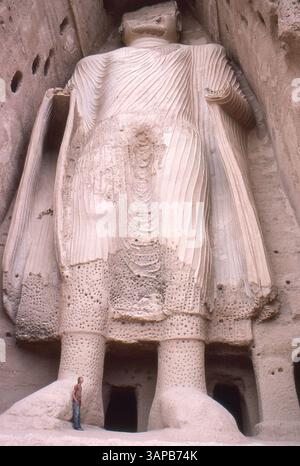 10 agosto 1977 - Bamiyan, Afghanistan - buddha più piccolo. Il sito delle antiche statue di Buddha di Bamiyan alla periferia di Bamiyan, Afghanistan. Le grotte nella roccia servivano da scatole per i monaci. Bamyan fu un'abbazia buddista dal II al VII secolo. Questi esempi unici di architettura sono stati distrutti nel marzo 2001 dai talebani fondamentalisti che governavano l'Afghanistan in quel momento. (Immagine di credito: © ZUMA Archive/ZUMAPRESS.com) Foto Stock
