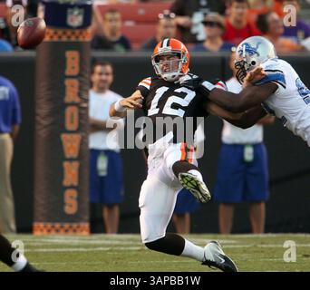 19 agosto 2011 - Cleveland, OH, USA - il quarterback dei Cleveland Browns Colt McCoy (12) viene eliminato dal defensive end dei Detroit Lions Cliff Avril nel primo quarto al Cleveland Browns Stadium venerdì 19 agosto 2011 a Cleveland, Ohio. (Immagine di credito: © Phil Masturzo/Akron Beacon Journal/MCT/ZUMAPRESS.com) Foto Stock