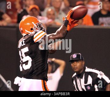 19 agosto 2011 - Cleveland, OH, USA - il ricevitore rookie dei Cleveland Browns Greg Little si ritrova in un touchdown del secondo quarto contro i Detroit Lions al Cleveland Browns Stadium venerdì 19 agosto 2011, a Cleveland, Ohio. (Immagine di credito: © Phil Masturzo/Akron Beacon Journal/MCT/ZUMAPRESS.com) Foto Stock