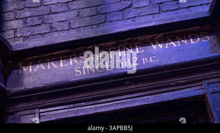 Il cartello sopra il negozio Garrick Ollivander's Wand a Diagon Alley. Warner Bros Harry Potter Studio, Londra, Regno Unito. Foto Stock