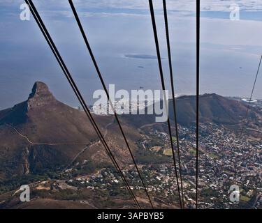 17 marzo 2011 - città del Capo, Sud Africa - questa spettacolare vista panoramica di 669 m (2.195 piedi) di altezza Lion's Head, Signal Hill e la città sottostante, dalla cima della Table Mountain, a 1.085 m (3.559 piedi) sul livello del mare, è una delle attrazioni turistiche più popolari di città del Capo. Robben Island, dove N. Mandela fu imprigionato, può essere vista in cima a Table Bay. . (Immagine di credito: © Arnold Drapkin/ZUMAPRESS.com) Foto Stock