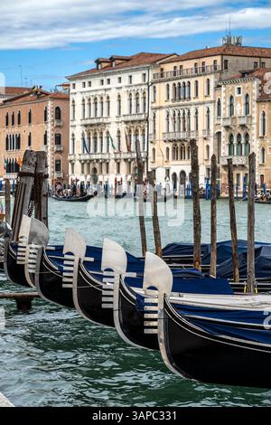 Gondola ormeggiata nel Canal grande, Venezia, Veneto, Italia Foto Stock