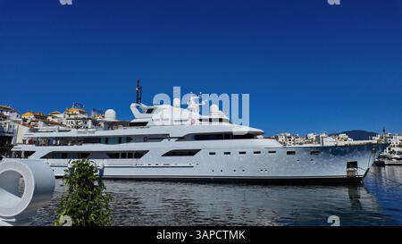 Grande yacht a motore privato Lady Haya ormeggiato nel porto turistico di Puerto Banus a Marbella, Spagna, in una giornata di sole - MARBELLA, SPAGNA - 30 MARZO 2025 Foto Stock