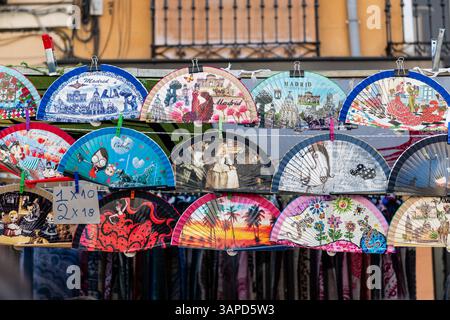 Madrid, Comunidad de Madrid, Spagna. 28 agosto 2022: I coloratissimi fan spagnoli sono stati esposti in una bancarella del mercato di Madrid, Spagna. Foto Stock