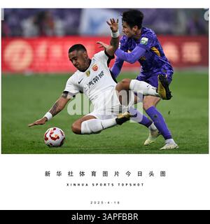 Pechino, Cina. 16 aprile 2025. Wang Zhenghao (R) di Tianjin Jinmen Tiger vies con Leonardo del Porto di Shanghai durante la partita del 7° turno della stagione 2025 della Chinese Football Super League (CSL) nella Tianjin del nord della Cina, 16 aprile 2025. Crediti: Zhao Zishuo/Xinhua/Alamy Live News Foto Stock