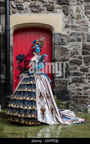 Lorraine Pritchard indossa maschera e costume veneziani, Festival dei melograni, Scottish Storytelling Centre, Edinubrgh, Scozia, REGNO UNITO Foto Stock