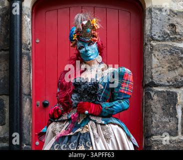 Lorraine Pritchard indossa maschera e costume veneziani, Festival dei melograni, Scottish Storytelling Centre, Edinubrgh, Scozia, REGNO UNITO Foto Stock